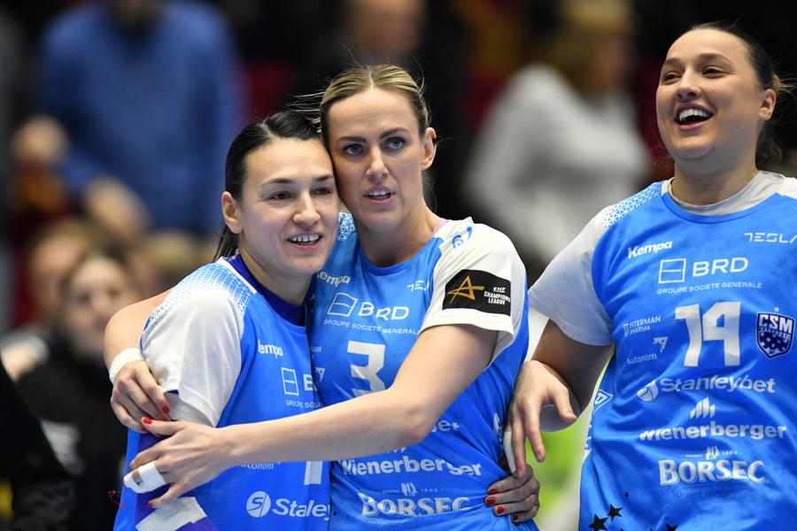 Cristina Neagu și Emilie Arntzen la finalul partidei dintre CSM București și HC Podravka FOTO Cristi Preda Cristina Neagu, a 8-a minune a lumii! Gazeta Sporturilor, ediție specială, AZI, doar cu Libertatea! BONUS: un set de cartonașe PREMIUM