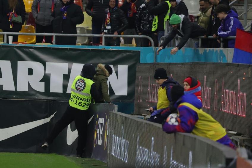 În debutul reprizei secunde al meciului FCSB - Sepsi, un copil a intrat pe teren și s-a dus „glonț” la Florin Tănase (30 de ani), mijlocașul ofensiv al campioanei.