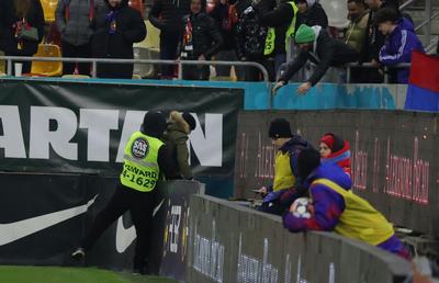 Nu s-a văzut la TV în FCSB - Sepsi 3-0 » Stewardul „l-a azvârlit” peste reclame