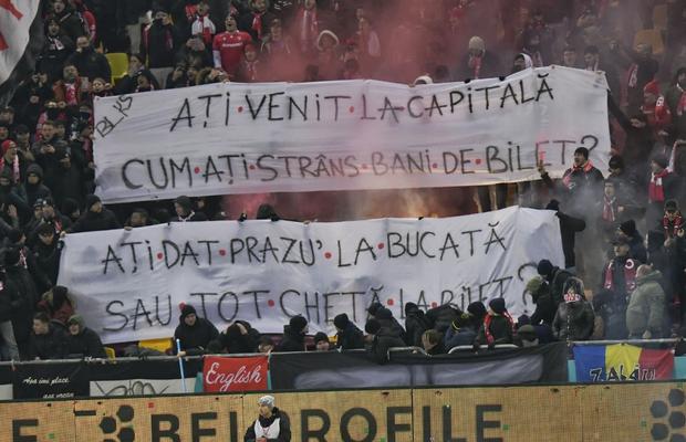 Duelul galeriilor în Dinamo - Craiova » Mesaje ironice afișate de suporteri: „Ați venit la capitală, cum ați strâns bani de bilet?”