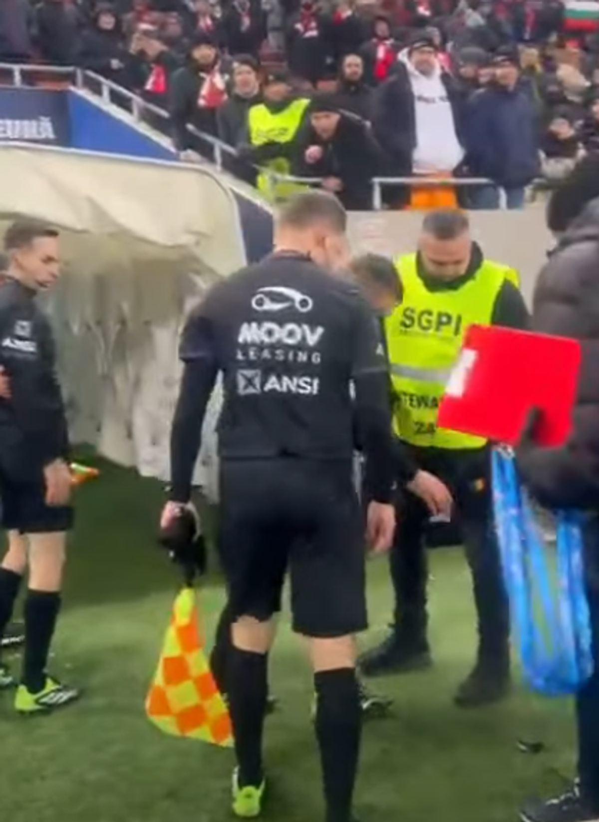 Istvan Kovacs a fost lovit de un obiect venit din tribună imediat după Dinamo - Craiova