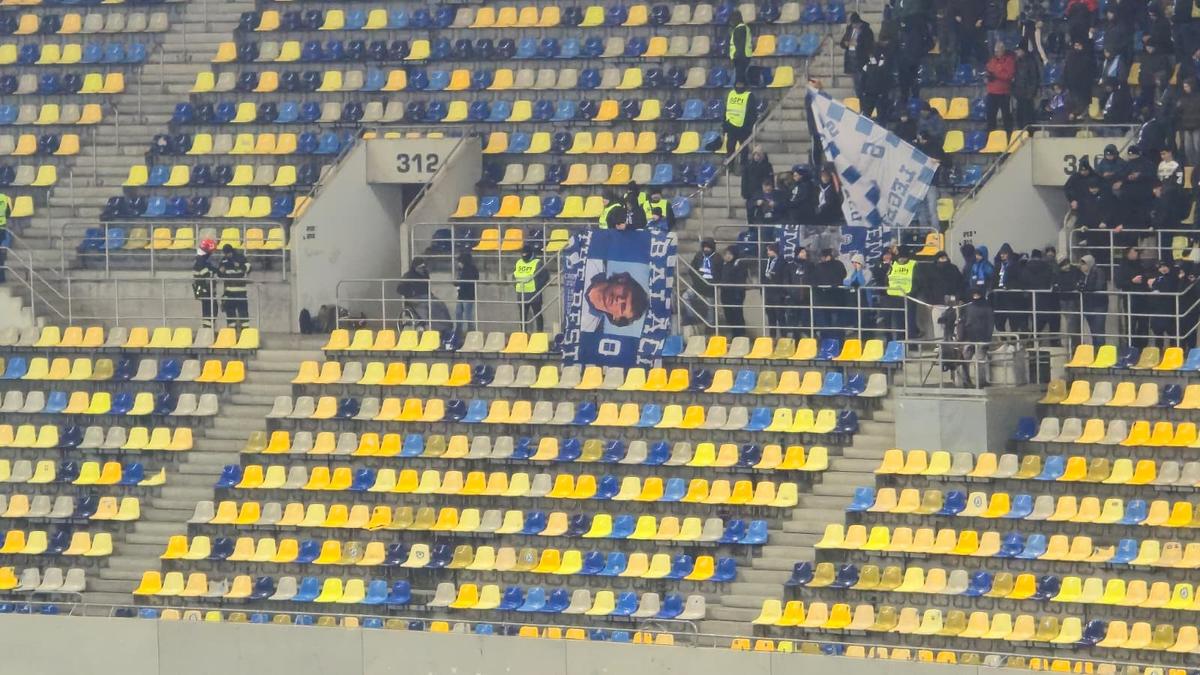 Duelul galeriilor în Dinamo - Craiova » Mesaje ironice afișate de suporteri: „Ați venit la capitală, cum ați strâns bani de bilet?”