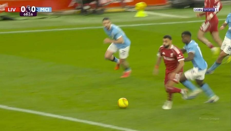 Momentul în care Guehi îl trage de tricou pe Salah / Foto: captură Arne Slot, furios pe arbitri: „Despre asta ar trebui să vorbim acum!”