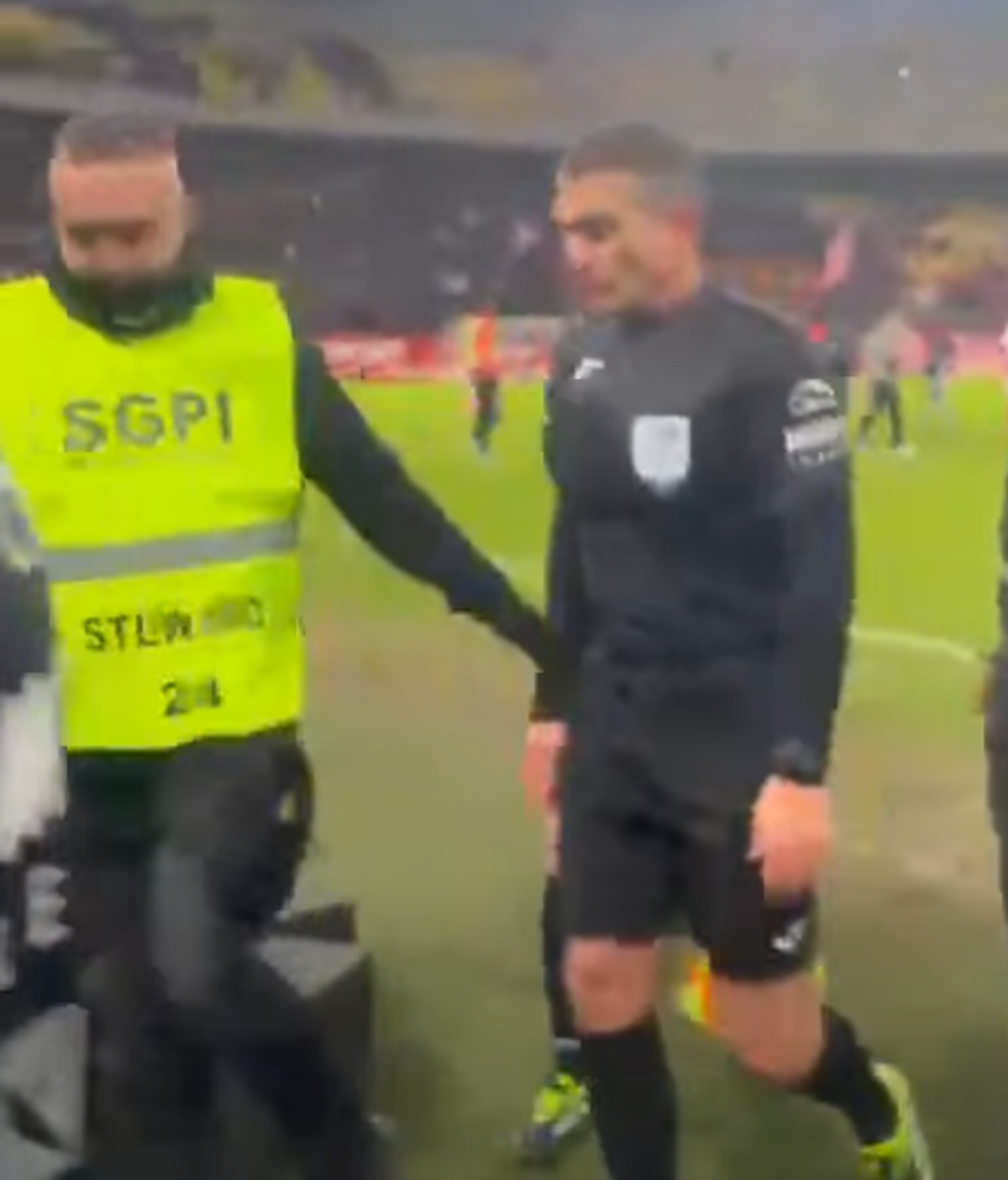 Istvan Kovacs a fost lovit de un obiect venit din tribună imediat după Dinamo - Craiova