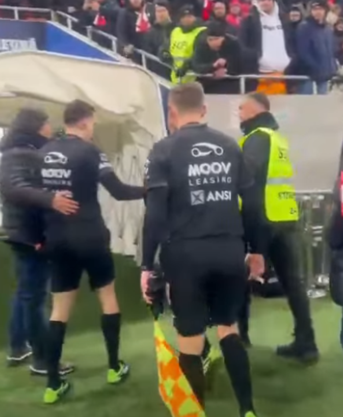 Istvan Kovacs a fost lovit de un obiect venit din tribună imediat după Dinamo - Craiova