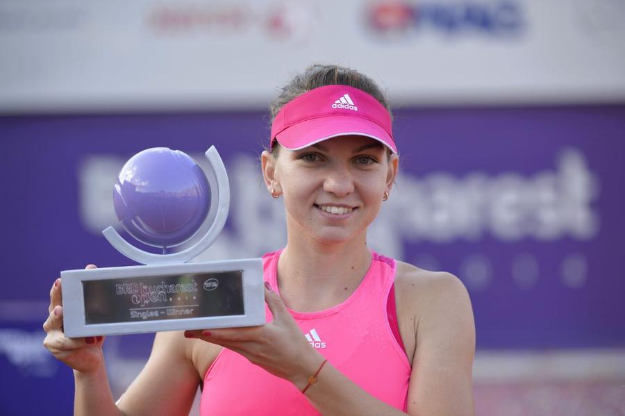 Simona Halep cu trofeul de la București 2014 Foto: GSP Românce campioane în România, o călătorie București-Iași-Cluj pe parcursul a 12 ani