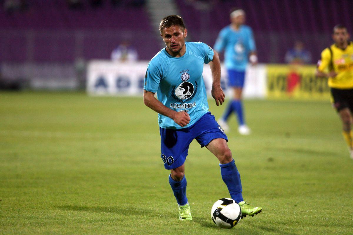 „Ca să vedeți extrema în care se dusese, uitați ce i-a făcut copilului meu!” » Fotbalistul „terorizat” de Dan Petrescu: „Mister, nu mi-am mai văzut soția de o lună!” / „«Treci în autocar!»”