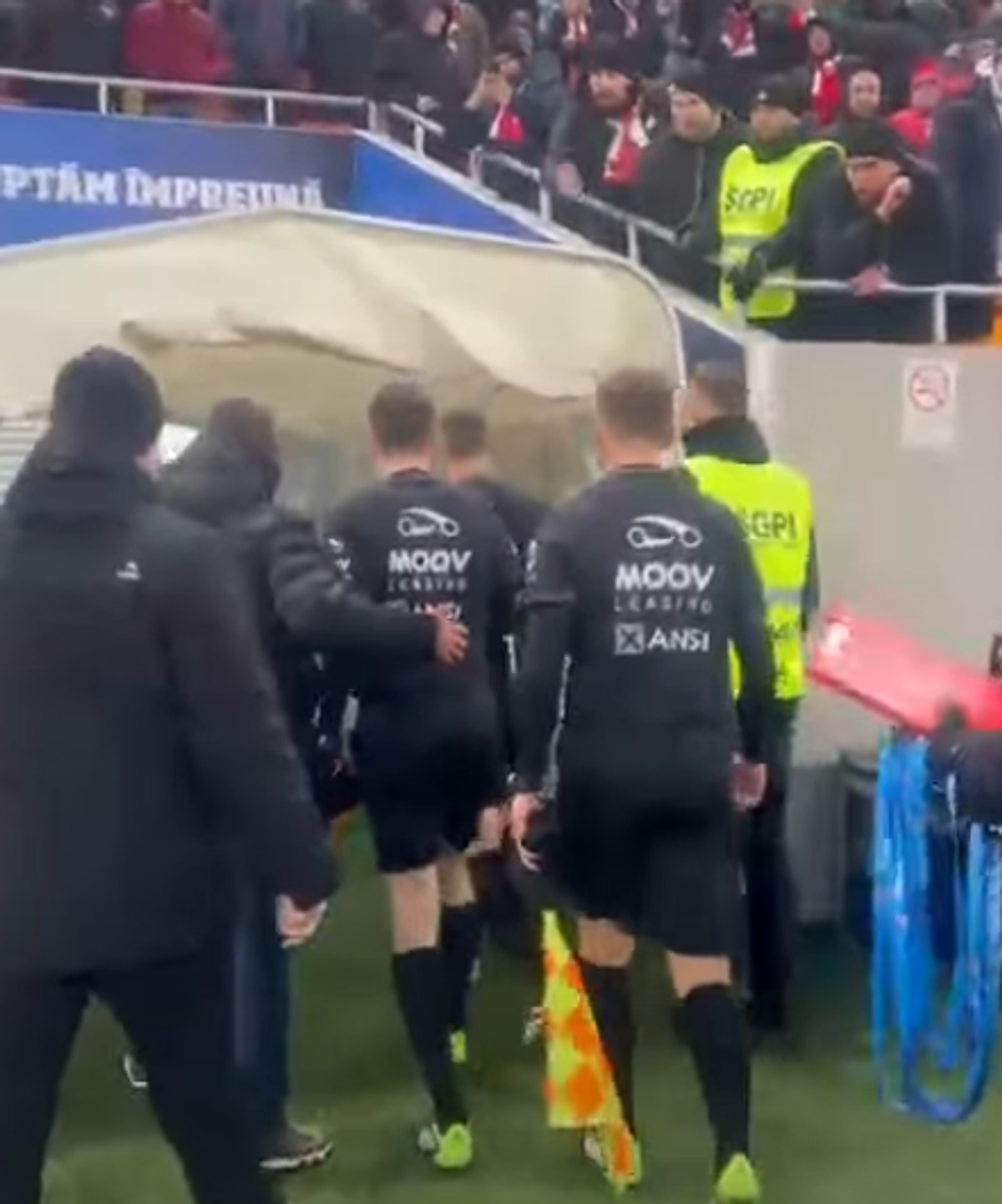 Istvan Kovacs a fost lovit de un obiect venit din tribună imediat după Dinamo - Craiova