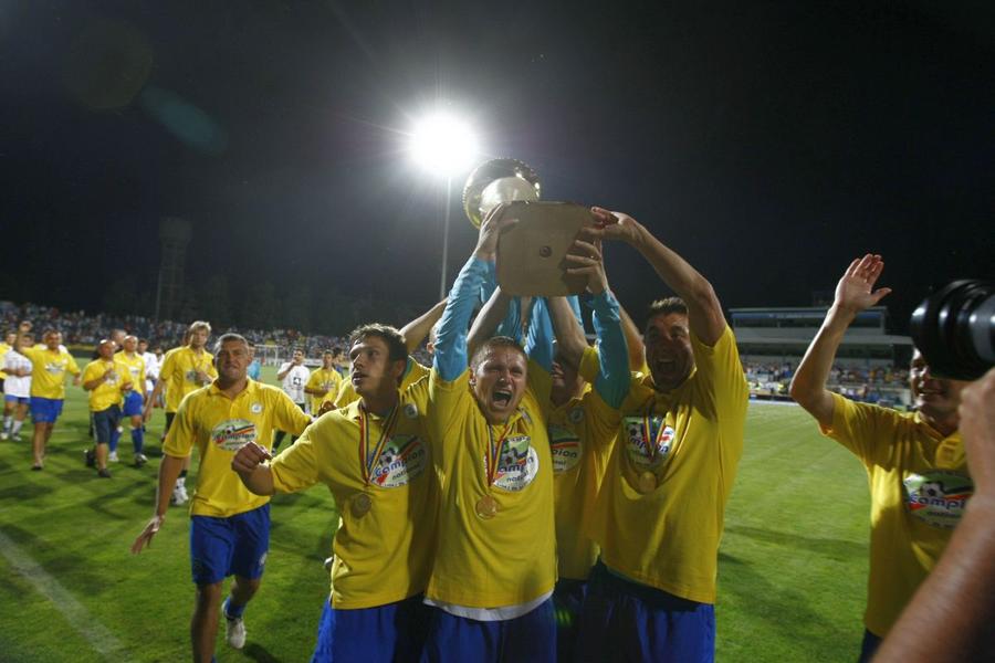 Urziceni, 2009, instantaneu de la bucuria declanșată după cucerirea titlului. Foto: arhiva GSP Cum arată acum stadionul pe care Borcea i-a stins țigara pe frunte lui MM Stoica » De la Dinamo, Hamburg și Olanda la Real Cosâmbești și Bărăganul Ciulnița