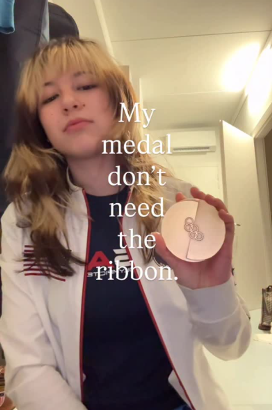 Alysa Liu și-a prezentat medalia ruptă / foto: captură Instagram Sportivii de la Jocurile Olimpice s-au plâns de medalii, iar organizatorii au deschis o anchetă