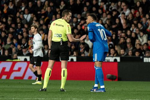 Kylian Mbappe discută aprins cu arbitrul Mario Melero López / Foto: Imago
