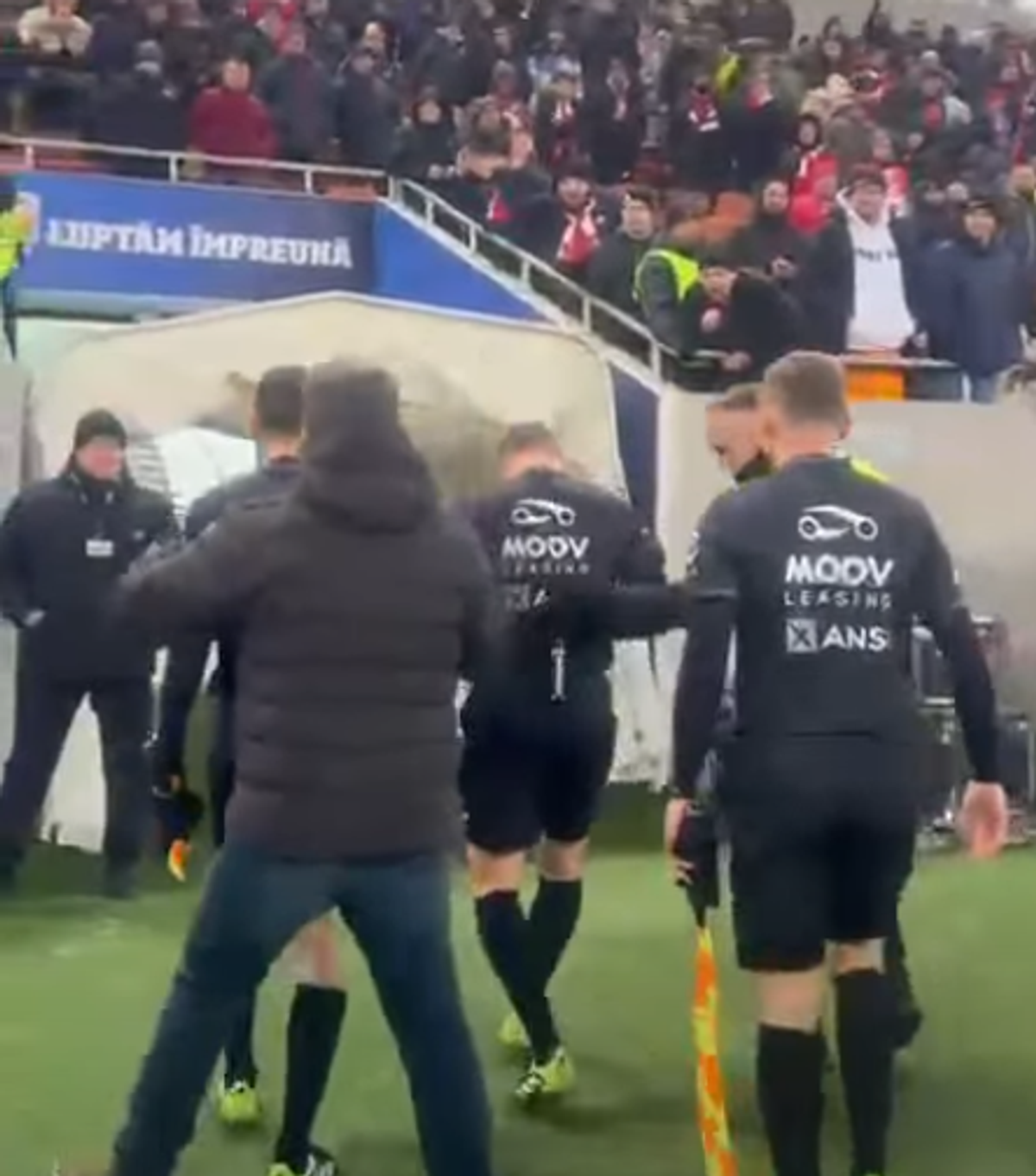 Istvan Kovacs a fost lovit de un obiect venit din tribună imediat după Dinamo - Craiova