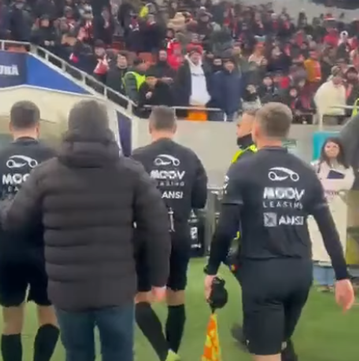 Istvan Kovacs a fost lovit de un obiect venit din tribună imediat după Dinamo - Craiova