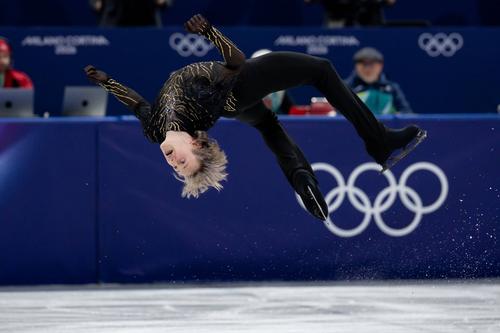 Ilia Malinin executând un salt pe spate, un element care sigur nu va lipsi din programul său / foto: Imago Images