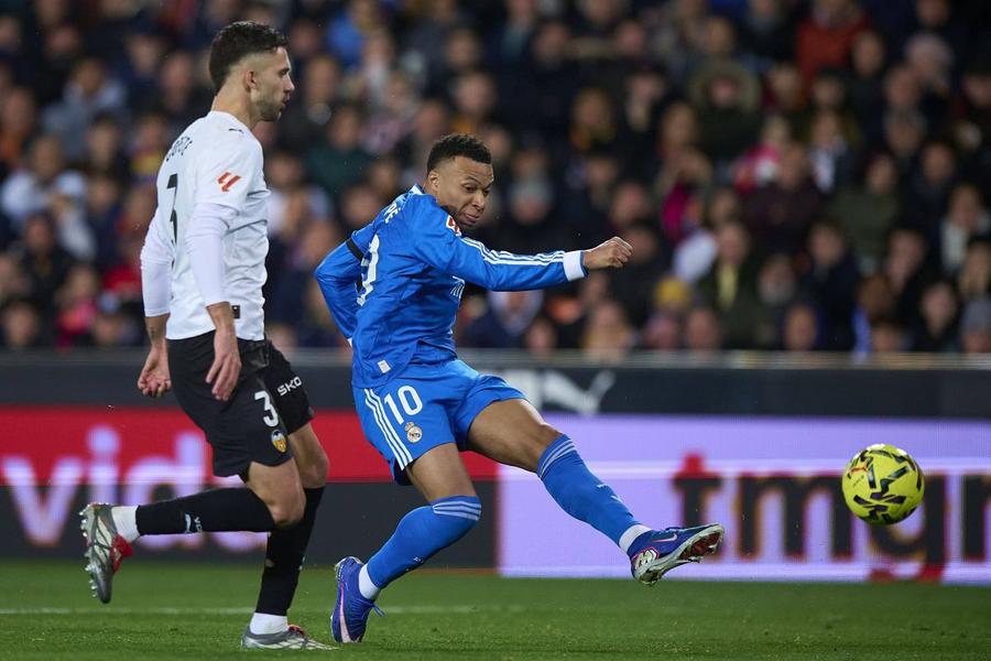 Kylian Mbappe (dreapta), noul Cristiano Ronaldo în viziunea lui Alvaro Arbeloa / Foto: Imago Kylian Mbappe s-a înfuriat după meciul de la Valencia: „De ce nu vrei să-mi vorbești? Sunteți niște măscărici!”