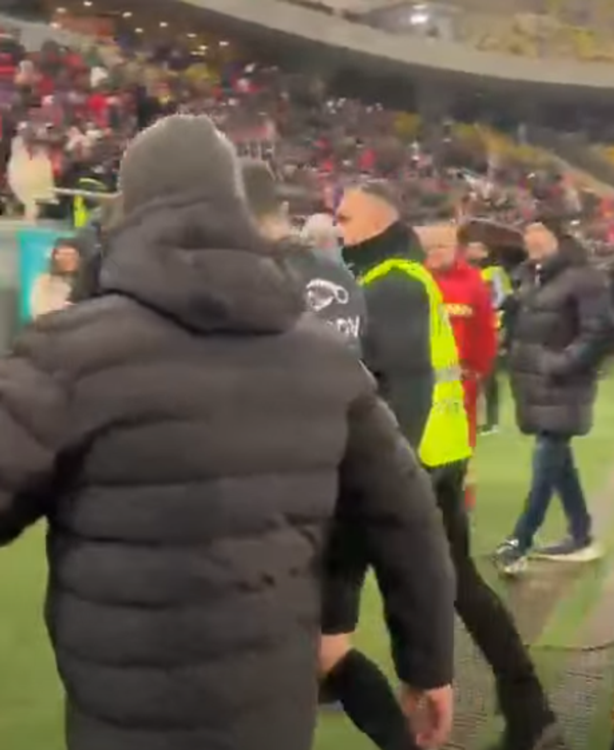 Istvan Kovacs a fost lovit de un obiect venit din tribună imediat după Dinamo - Craiova