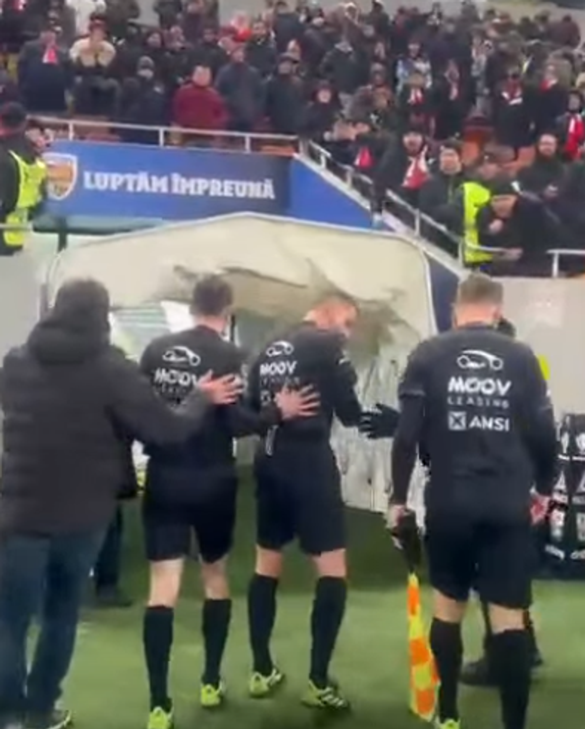 Istvan Kovacs a fost lovit de un obiect venit din tribună imediat după Dinamo - Craiova