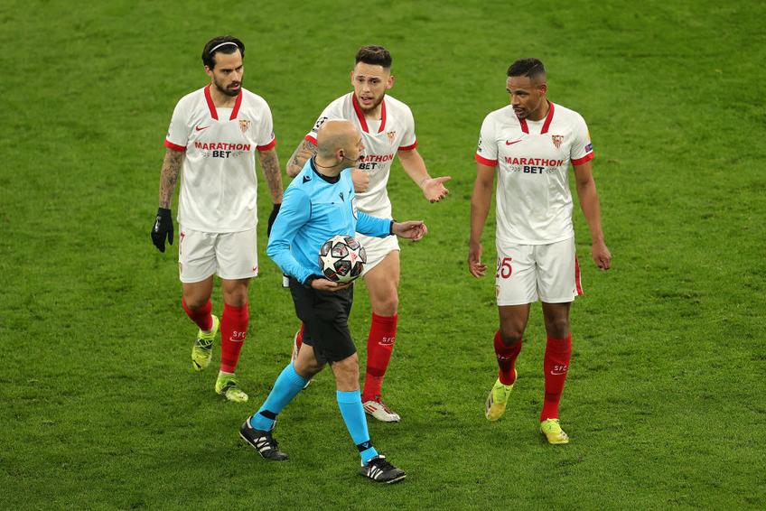 Minutul 52 al partidei dintre Dortmund și Sevilla a oferit un moment suprarealist. Protagoniști au fost atacantul Erling Haaland și arbitrul Cuneyt Cakir.