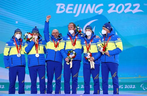 Anatolli Kovalevski, Vitalii Lukianenko și Dmitro Suiarko pe podium alături de ghizii lor FOTO Guliver/GettyImages