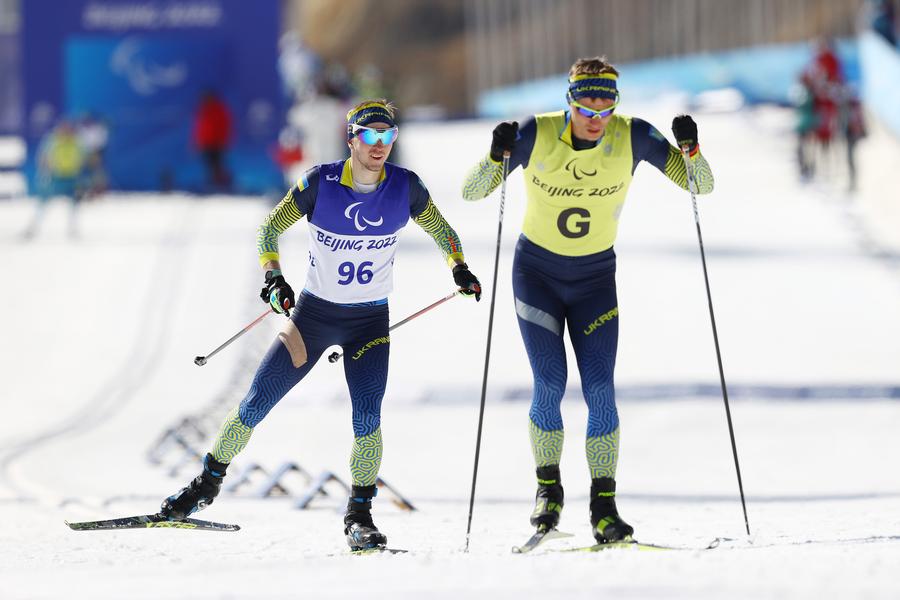 Pentru că Dmitro Suiarko are dizabilități de vedere în concurs are nevoie de un ghid FOTO Guliver/GettyImages Cu gândul acasă » Sportivii ucraineni care concurează în aceste zile la Jocurile Paralimpice trec prin tot felul de situații dramatice