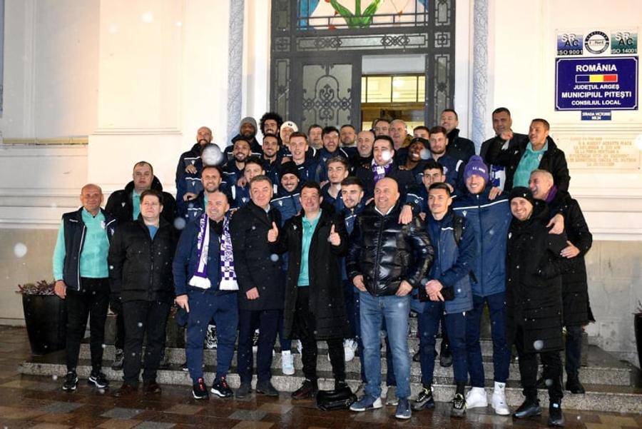 Exercițiu electoral: Primarul a chemat staff-ul și jucătorii pentru o poză 4 dimineața, după victoria cu FC Botoșani, deși i-a ignorat în ultima lună și jumătate Caz rar în Liga 1: au calificat echipa în play-off, însă „patronul” îi urăște în continuare și vrea să-i dea afară!