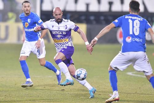 Iasmin Latovlevici, într-un meci Farul - FC Argeș, duel de play-off // foto: Imago Images