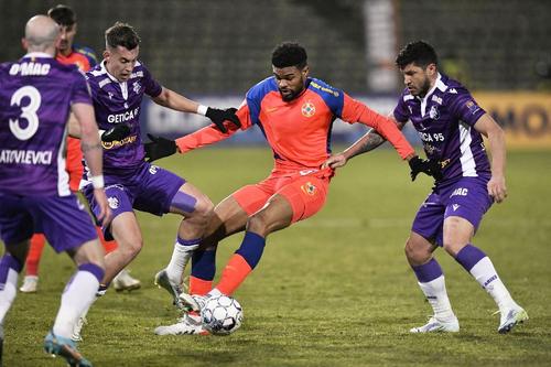 Iasmin Latovlevici, primul din stânga, în meciul cu FCSB // foto: Cristi Preda - GSP