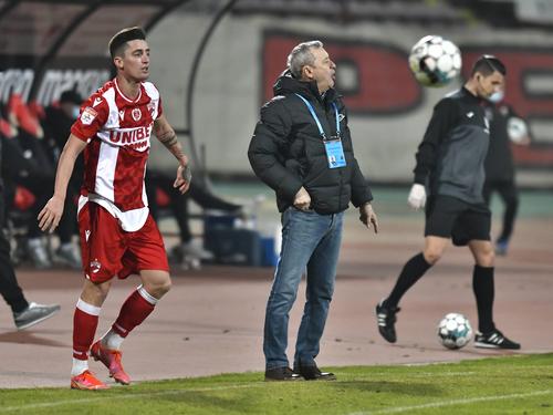Mihai Stoica (56 de ani), managerul general al celor de la FCSB, îi dă dreptate lui Steliano Filip (27 de ani) în „disputa alimentară” avută cu Mircea Rednic (59 de ani). / FOTO: Imago-Images