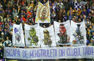 Derby-ul Dinamo - Poli Timișoara, în 30 de imagini incendiare » Cele mai dure mesaje ale unei rivalități aprige: „Pe titlurile și cupele voastre sigiliu DNA”