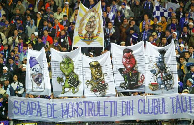 Derby-ul Dinamo - Poli Timișoara, în 30 de imagini incendiare » Cele mai dure mesaje ale unei rivalități aprige: „Pe titlurile și cupele voastre sigiliu DNA”