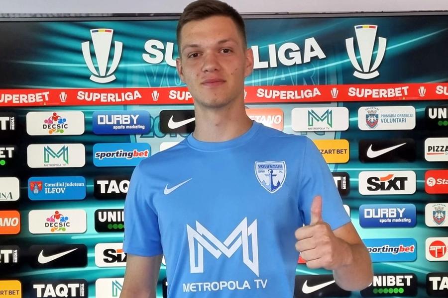 Cătălin Hîldan jr., în momentul prezentării la Voluntari / Sursă foto: Facebook Confesiunea emoționantă a nepotului lui Cătălin Hîldan, forțat să ia o decizie DURĂ: „Genunchiul n-a mai fost ca înainte!” » Promisiune pentru suporterii lui Dinamo