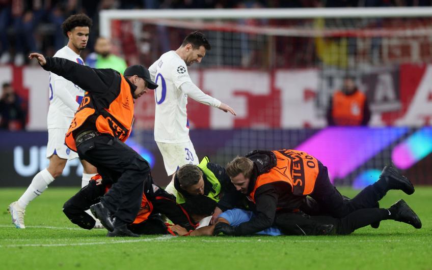 După Bayern - PSG 2-0 în returul „optimilor” Champions League, 3-0 la general, un fan a intrat pe teren pentru a-i atrage atenția lui Leo Messi (35 de ani).