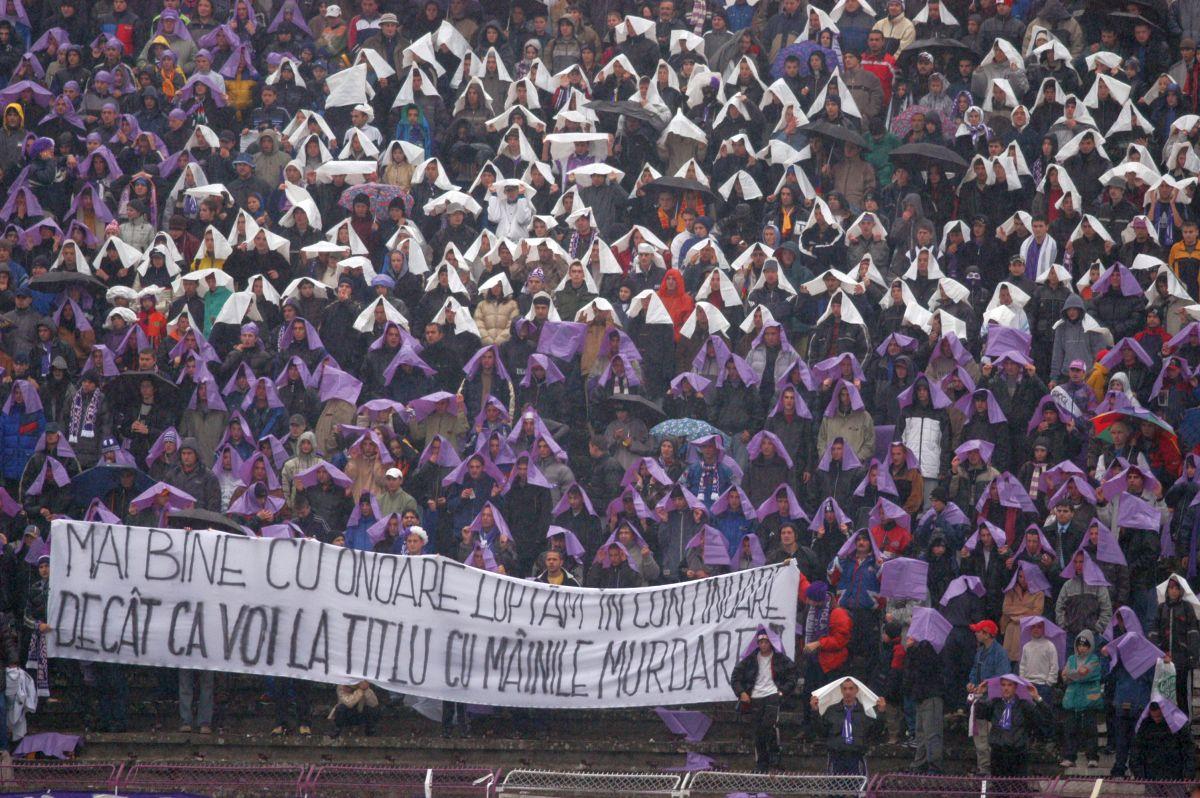 Derby-ul Dinamo - Poli Timișoara, în 30 de imagini incendiare » Cele mai dure mesaje ale unei rivalități aprige: „Pe titlurile și cupele voastre sigiliu DNA”