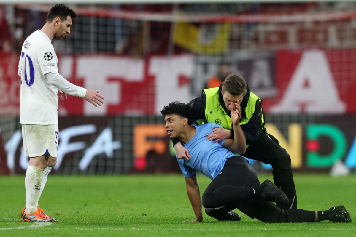 Un spectator a intrat pe teren și a sprintat direct către Messi » Starul de la PSG n-a mai apucat să facă nimic