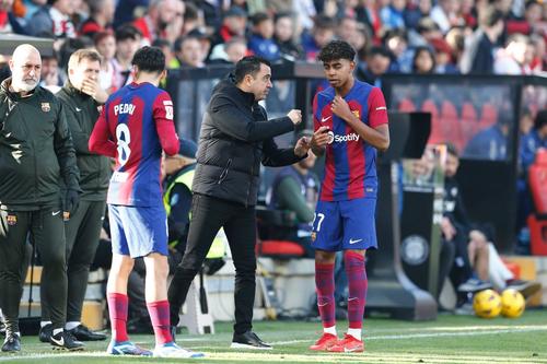 Xavi Hernandez și Lamine Yamal (spate), foto: Imago Images