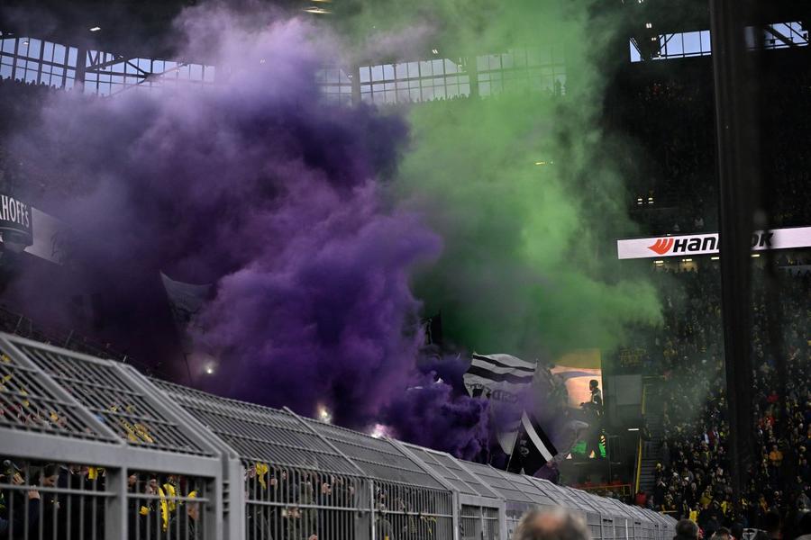 Suporterii din Monchengladbach și atmosfera incendiară obișnuită de la derbyurile cu FC Koln / Foto: Imago Incidente grave înaintea derbyului Rinului. Poliția germană a arestat 205 fani, iar trei agenți sunt răniți!
