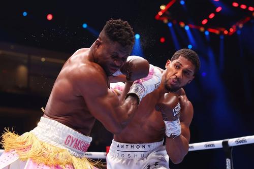 Anthony Joshua (dreapta) versus Francis Ngannou (stânga), foto: Getty Images