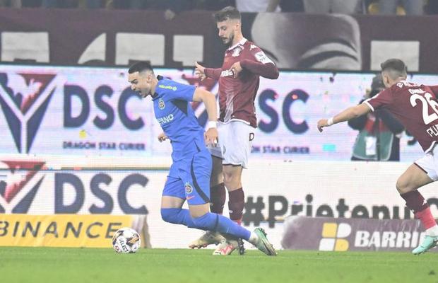 Fază confuză la Rapid - FCSB! Nimeni n-a înțeles ce a făcut Hațegan » A sancționat un moment de fair play!