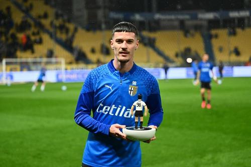Pe lângă tricoul jubiliar, Dennis Man a primit și un mic trofeu personalizat, pentru meciul 100 la Parma / Foto: X Parma
