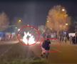 O petardă puternică explodează lângă un trecător. Puțin mai în față, doi dintre reporterii acreditați la meci fug din calea deflagrației