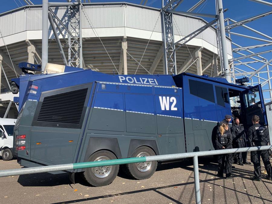 Poliția germană a mobilizat și blindate în preajma stadionului Borussia Park / Foto: Imago Incidente grave înaintea derbyului Rinului. Poliția germană a arestat 205 fani, iar trei agenți sunt răniți!