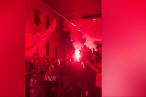 Dinamoviștii au fost întâmpinați cu torțe și fumigene.