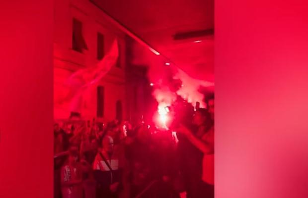 Atmosferă incendiară la Arad, înainte de UTA - Dinamo » „Câinii” au fost întâmpinați cu torțe și fumigene