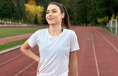 Atleta-fotomodel din București tocmai a doborât un record vechi de 29 de ani!