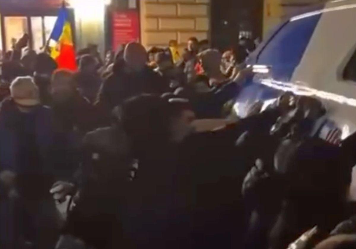 Incidente și violență în stradă după ce candidatura lui Călin Georgescu la președinție a fost invalidată