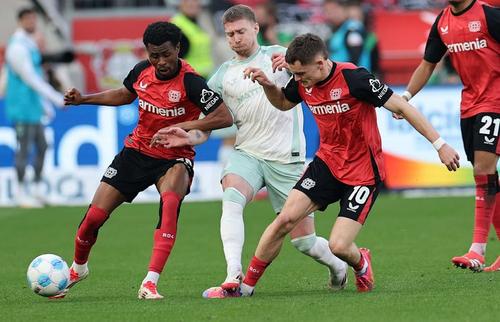 Florian Wirtz (nr. 10) este călcat pe gleznă de Patrick Weiser