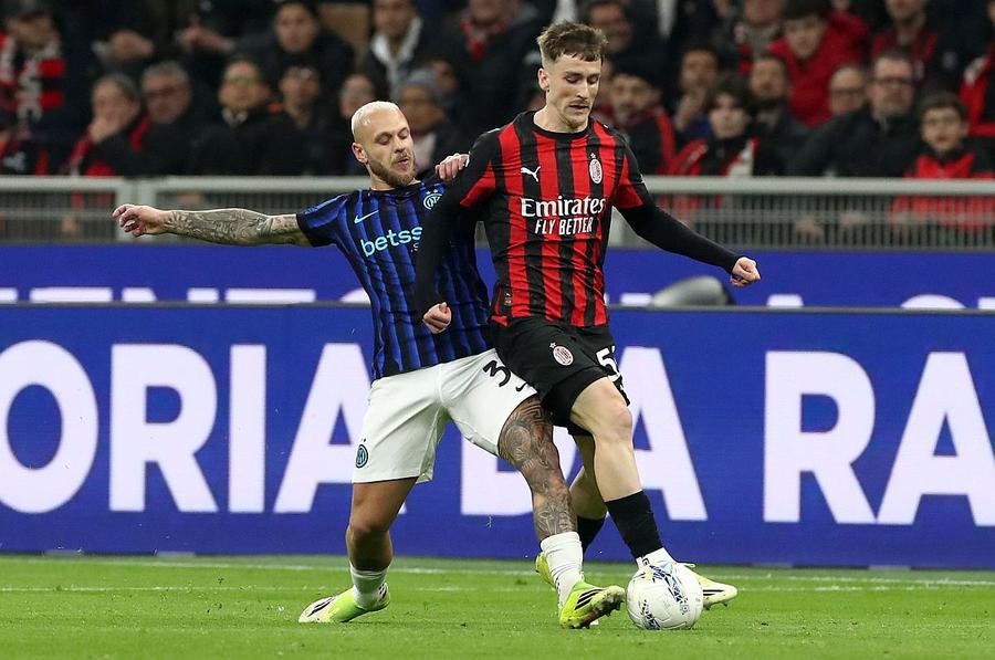 Federico Dimarco, în acțiune în derby-ul cu Milan / Foto: Guliver/Gettyimages Chivu ridică tonul la Inter » Avertisment dat jucătorilor nerazzurri în vestiar! + Planul de redresare după derby