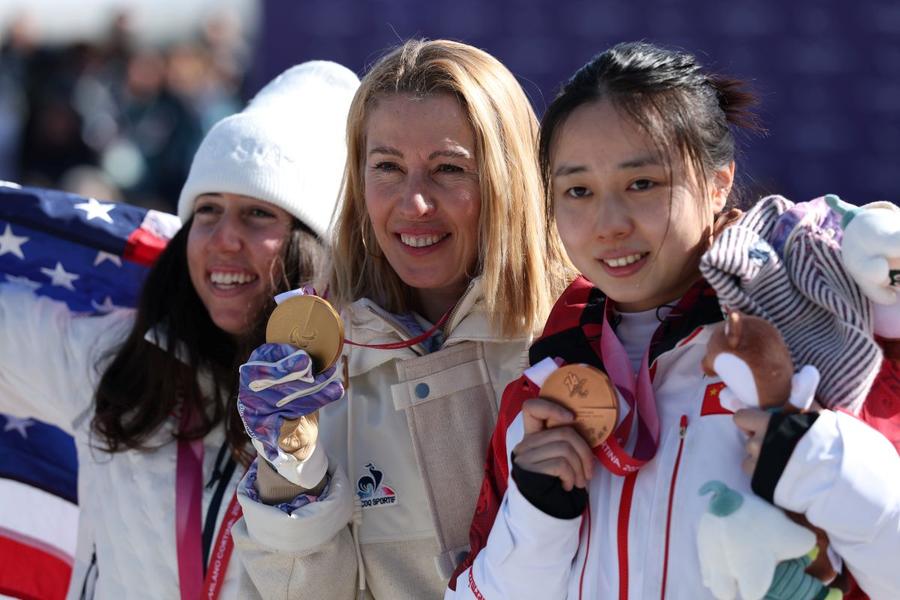 Cecile Hernandez pe podiumul paralimpic de la Milano Cortina 2026 Foto: Guliver/GettyImages Are 51 de ani și suferă de o boală degenerativă, dar și-a păstrat titlul la Jocurile Paralimpice de la Milano Cortina cu un vis împlinit