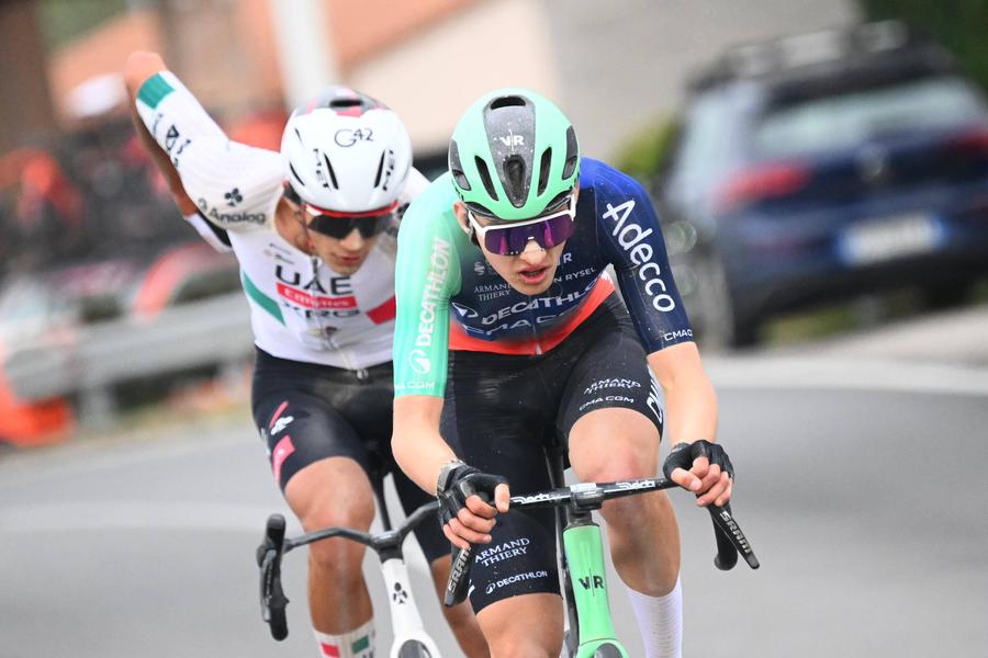 Paul Seixas, în fața lui Tadej Pogacar la Strade Bianche, foto: Imago „Bombă” în ciclism: Ineos Grenadiers are un nou sponsor, de 100 de milioane de euro! Ținta e un mare talent