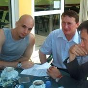 Dejan Dukovcic semnând contractul cu echipa de baschet, alături de Remus Lăpușan (centru) și Mircea Cristescu (dreapta)/Foto: Dan Bodea
